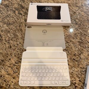HOU Bluetooth Keyboard Case in Cream